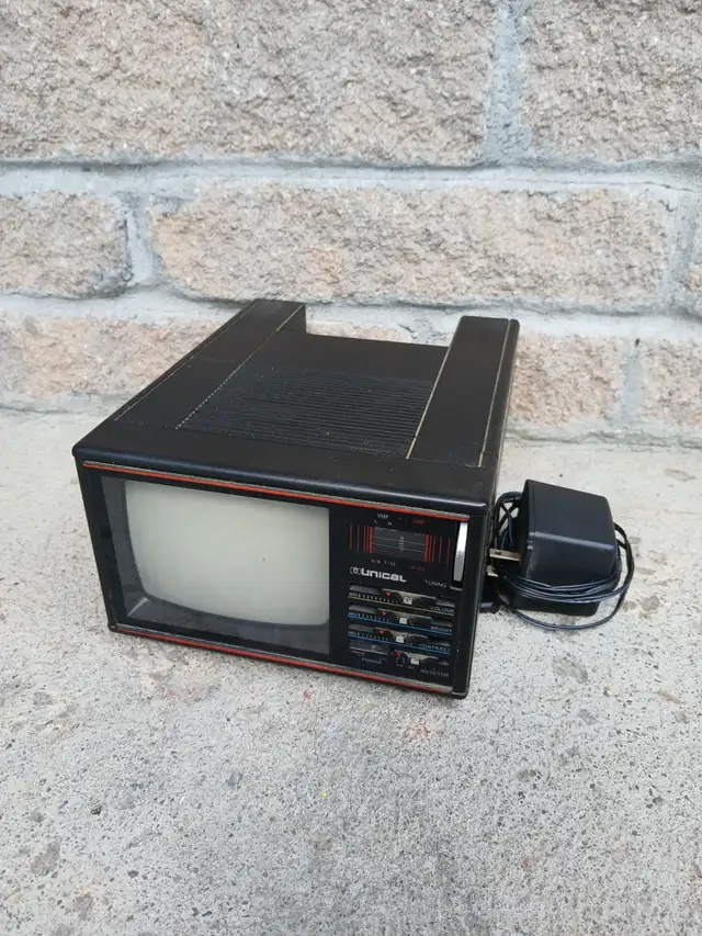 Small Vintage TV64728172023809120