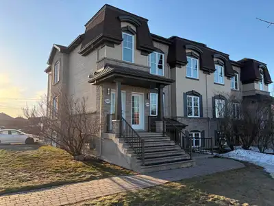 Luxueux appartement 4 ½ à l’étage avec cuisine, salle à manger, salon et bureau à aire ouverte. À vo...