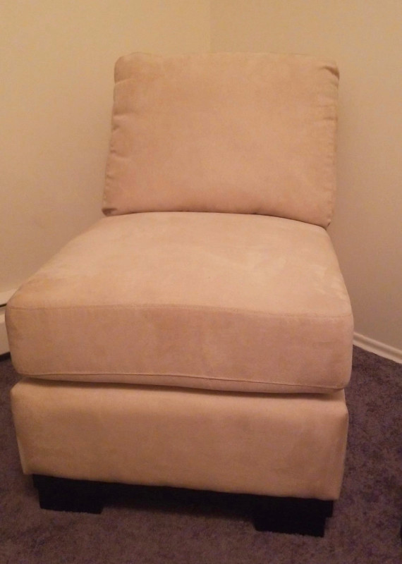 Microfibre Chair in Chairs & Recliners in Grande Prairie - Image 3