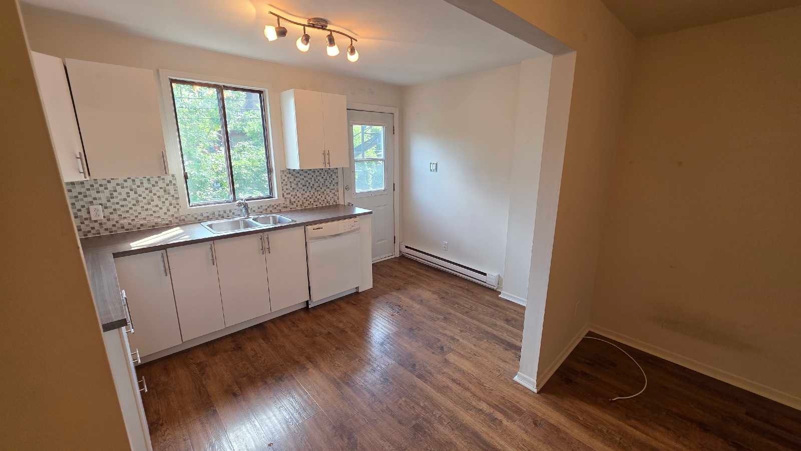 Très beau 4 1/2 ensolleillé deux pièces fermées — photo 2