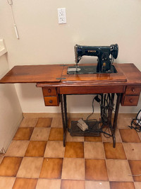 Vintage Singer sewing machine w. Cabinet