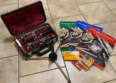 Yamaha Clarinet Comes with case, stand, 3 books, and unused boxes of reeds. Has not been used in awh...