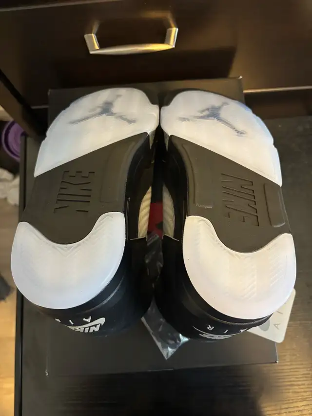 Jordan 5 Black Metallic Reimagined size 10.5 in Men's Shoes in City of Toronto - Image 8