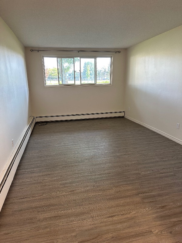 One bedroom apartment in Queen Alexandra Long Term Rentals Edmonton