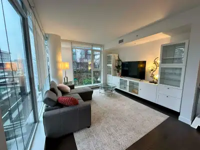 Master bedroom with private ensuite bathroom available to sublet in a 2 bed 2 bath Luxury River View...