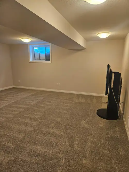 Basement suite in townhouse. 1 bedroom with closet & large window. ex large living room w 2 windows....