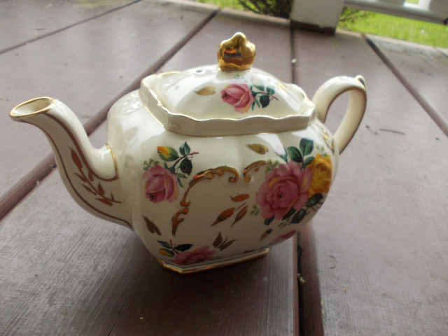 Vintage Sadler Cube Pink and Yellow Cabbage Roses Motif Teapot in Arts & Collectibles in Fredericton - Image 2