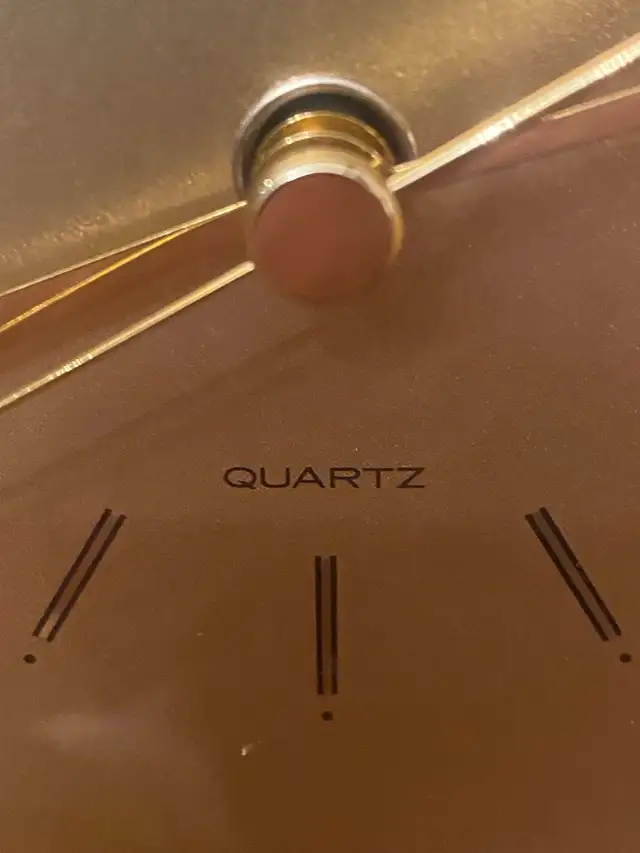 Vintage Seiko Quartz Crystal Mantle Clock Rotating Pendulum. in Home Décor & Accents in Markham / York Region - Image 4