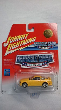 Johnny Lightning WHITE LIGHTNING MUSCLE CAR 2005 Ford Mustang GT
