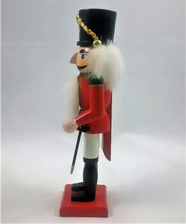 Bombay Company 9-inch Nutcracker Figure with Wood Sword in Arts & Collectibles in Oakville / Halton Region - Image 3