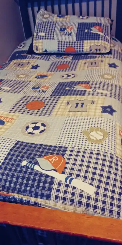 Belle courtepointe réversible multiples sports/marine lit simple, View more