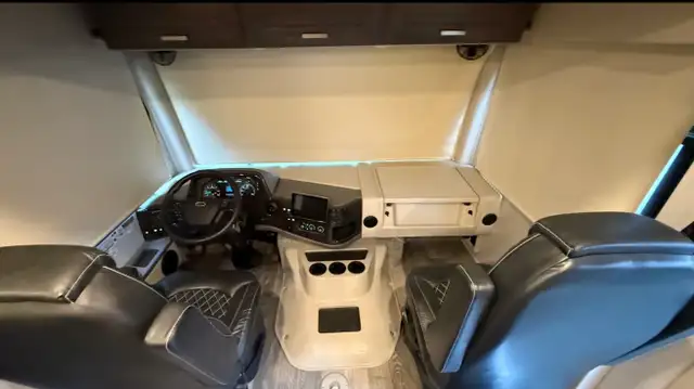 2023 Thor Outlaw 38MB Toy Hauler Motorhome in RVs & Motorhomes in Burnaby/New Westminster - Image 7