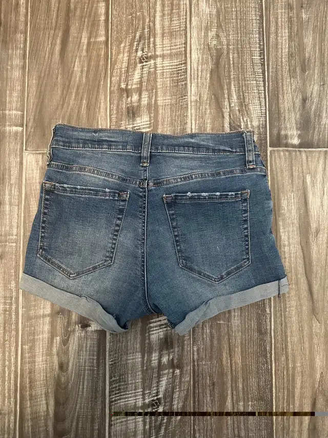 Women’s Size 0 Jean Shorts in Women's - Bottoms in Mississauga / Peel Region - Image 3