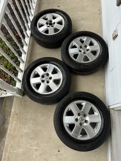 Je vends 4 pneus Toyo Extensa A/S II (4 saisons) en excellente condition. Dimension : 215/65R16 Envi...