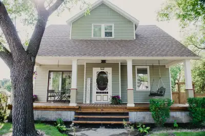 THE EATON FARMHOUSE - AIRBNB IN LANIGAN, SK