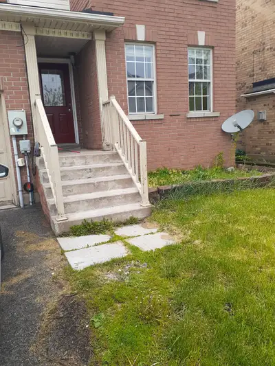 A nice 3 bedroom house in good neighborhood, close to school , shopping close to Hi-way for rent at...