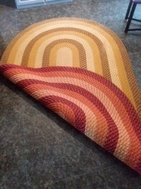 AREA RUG-BRAIDED-WOOL-OVAL-GOLD TONE SIDE, OTHER SIDE RED TONES