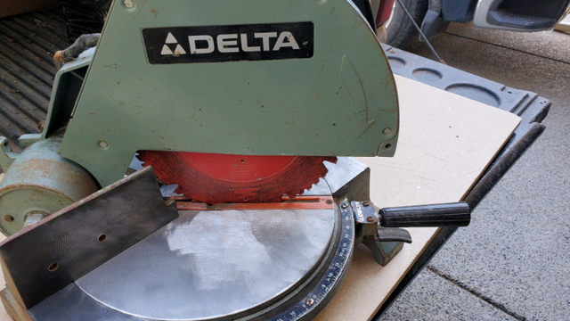 Delta 10" miter saw in Power Tools in Calgary - Image 3