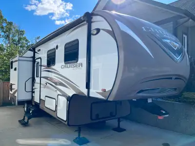 The 2013 Crossroads Cruiser Aire 30DBH fifth wheel features a rear bunkhouse with pack-n-play door,...