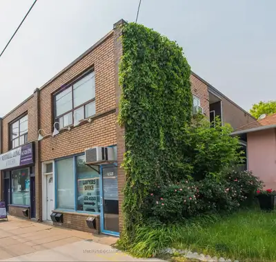 Commercial storefront available for rent at 3094 Lake Shore Boulevard West, Toronto. Located in a bu...