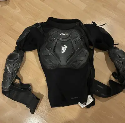 Voici un ensemble de protection de motocross Thor Sentry en très bon état, idéal pour assurer votre...