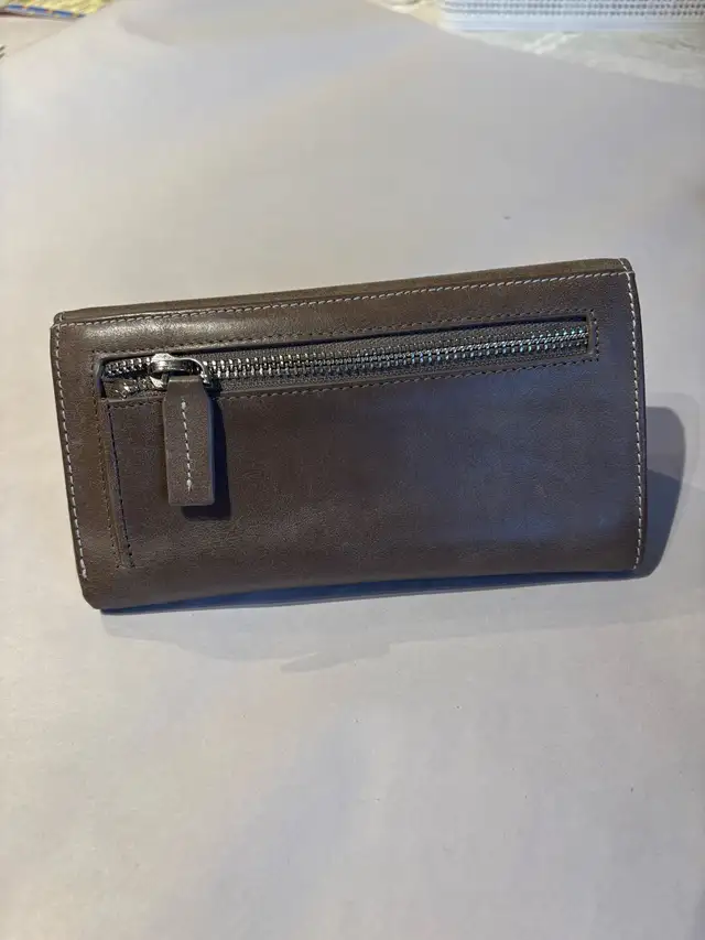 Roots women’s tri-fold wallet in Women's - Bags & Wallets in Oshawa / Durham Region - Image 3