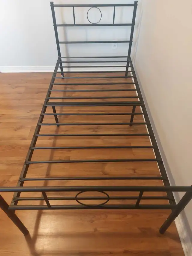 Twin Bed Frame in Beds & Mattresses in Gatineau - Image 4