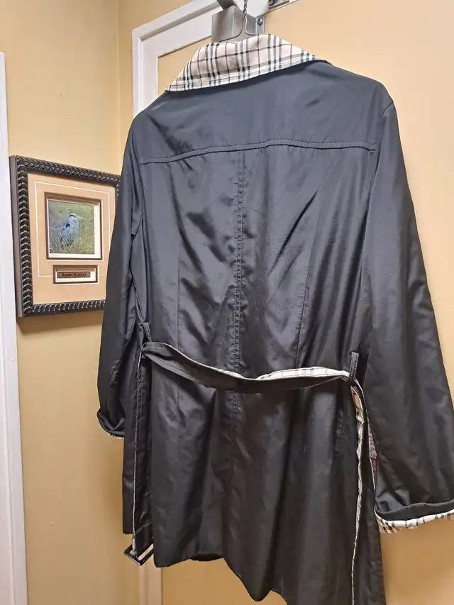 Burberry London Jacket Coat Full Zip Belted Water Resistant in Women's - Tops & Outerwear in City of Toronto - Image 8