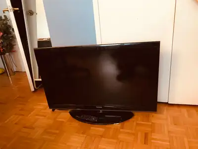Toshiba 40E220U 40" Class 1080p LCD TV with remote $60, View more