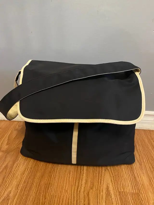 Medela breast pump plus accessories in Feeding & High Chairs in Oshawa / Durham Region - Image 10