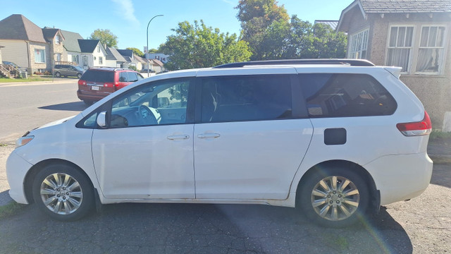 2013 Toyota Sienna in Cars & Trucks in Thunder Bay - Image 2