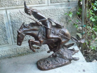 Sculpture en bronze d'un indien sur un cheval ''Remington''
