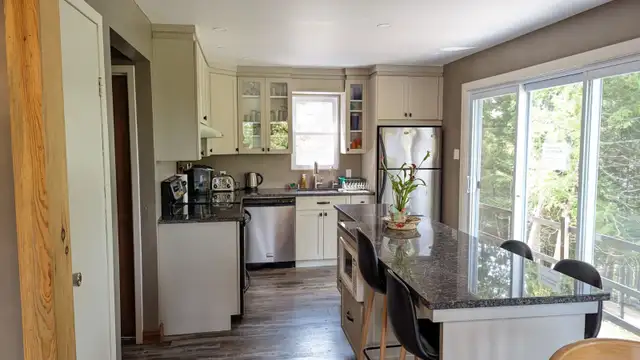 LAKEFRONT COTTAGE on Rodick Lake, Private in Quebec in Canada - Image 7