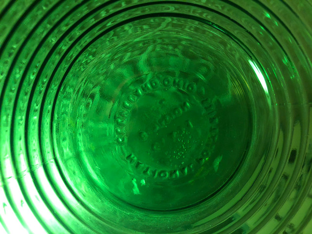 MCM Pair Emerald Green Glass Beehive Humidor/Vase/Planters dans Art et objets de collection  à Ville de Toronto - Image 4