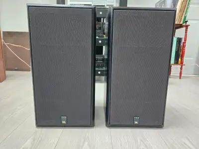 A pair Vintage JBL 800 Bookshelf Speakers for Sale. Speakers is good working condition. Powerful and...