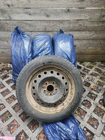 4 pneus d'hiver Sailun Ice Blazer vendus avec les jantes. 205/55R16