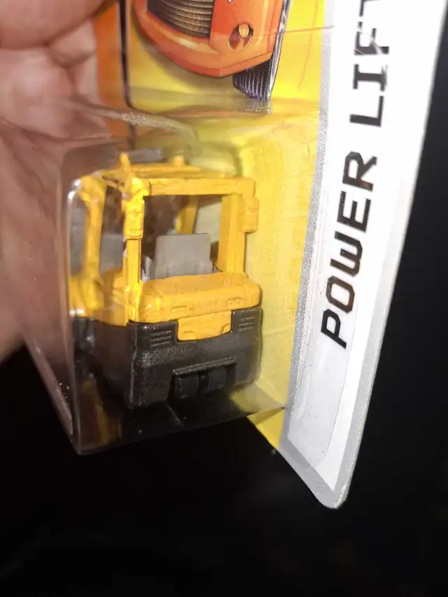 Fork Lift "Power Lift" 2008 Matchbox release card is creased in Toys & Games in Guelph - Image 7