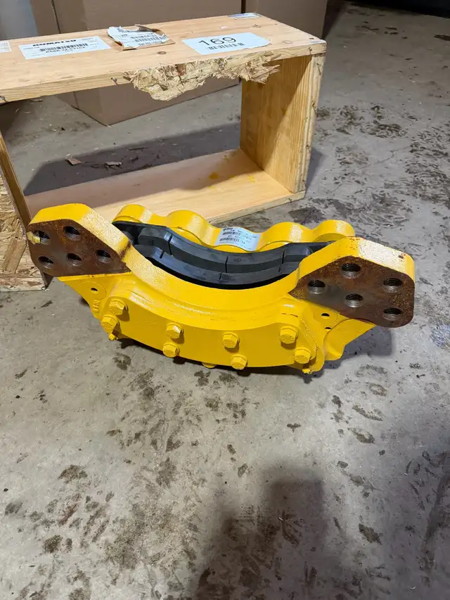 KOMATSU DISC BRAKE CALIPER in Heavy Equipment Parts & Accessories in Moncton - Image 3