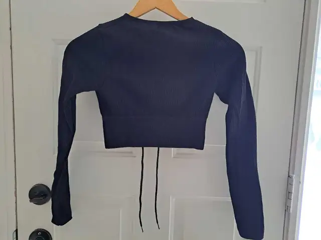 Crop top with ties size small women teen youth top clothing in Women's - Tops & Outerwear in Ottawa - Image 3