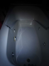 Full size jacuzzi bathtub
