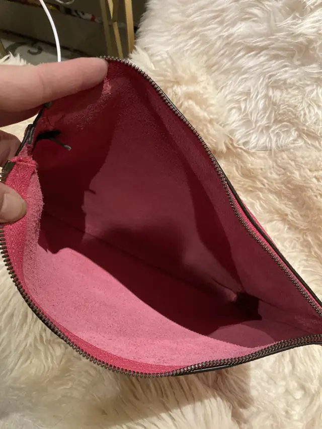 authentic Gucci makeup bag pouch in Women's - Bags & Wallets in Oakville / Halton Region - Image 5