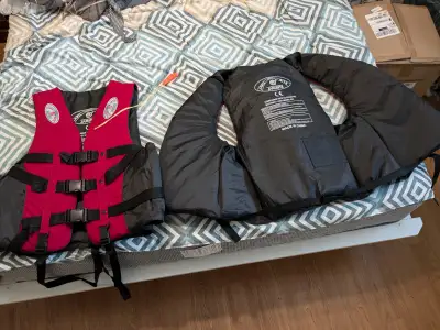 Avendre 2 giletes de souvetage neuf, jamais utilisé, grandeur 2 XL 40 $ chacun . Appel Tomy 819 212...