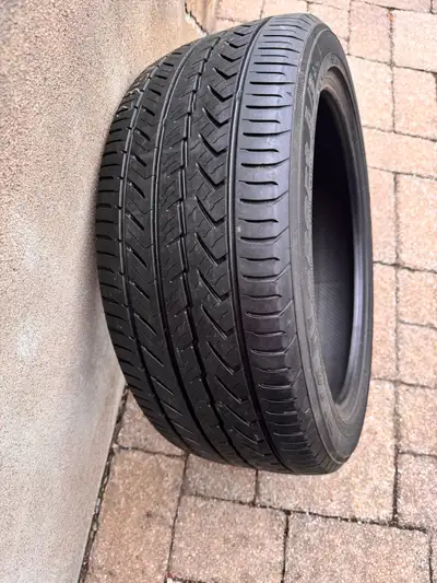 Un Pneu été Yokohama/One Summer tiré Yokohama 235/45/18 Modèle/Model: Advan Sport 7/32