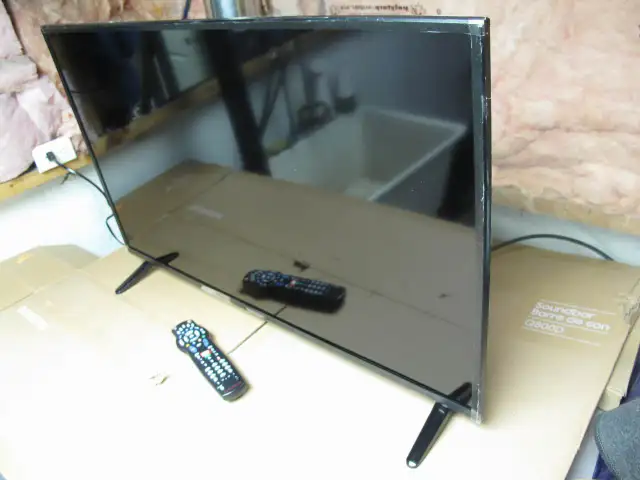 Exc. fully working "40 Westinghouse Smart TV 1080p FHD 3x HDMI in TVs in City of Toronto - Image 5
