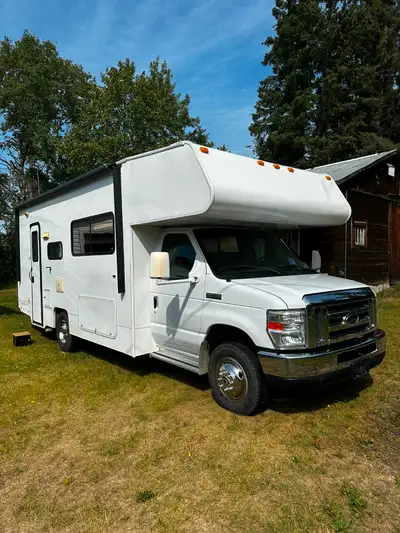 This unit is a very low mileage RV, only 18200 miles or just over 29000 km. Built on a Ford E450 fra...