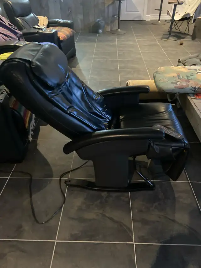 LEATHER MASSAGE CHAIR in Chairs & Recliners in Ottawa - Image 4