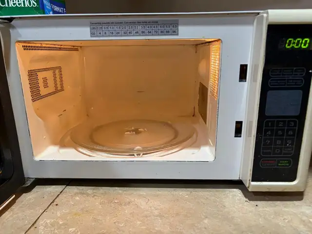 Sanyo microwave  in Microwaves & Cookers in Mississauga / Peel Region - Image 3
