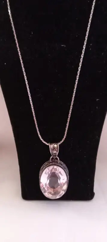 A BEAUTIFUL VINTAGE 925 STERLING SILVER NECKLACE WITH A LARGE LIGHT PINK STONE ( CRYSTAL ) IT IS IN...