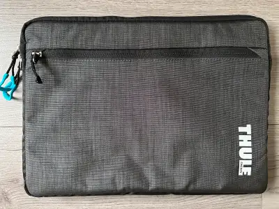 Thule branded laptop/tablet sleeve in excellent condition. Features soft fuzzy interior to prevent s...