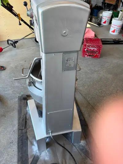Hobart D300T. single phase 220 volts totally rebuilt transmission come with meat grinder all accesso...